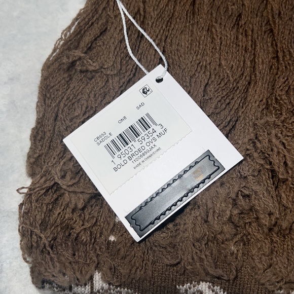 BOLD HORSE AND CARRIAGE PRINT OVERSIZED MUFFLER - Picture 4 of 4